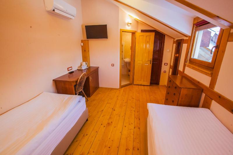 Standard Twin Room image 3