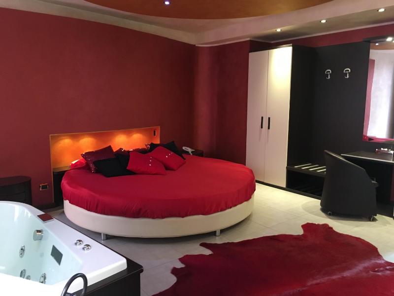Deluxe Suite with Spa Bath image 4