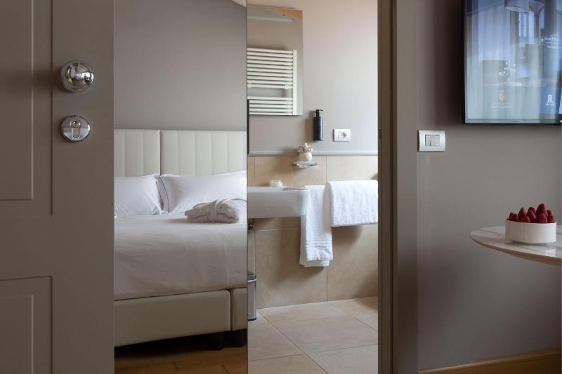 Superior King Room image 4