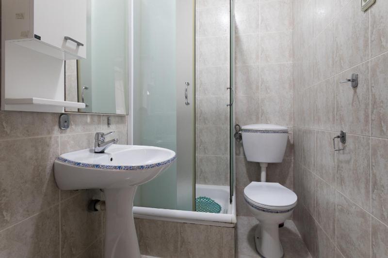 Apartment (5 Adults) image 3