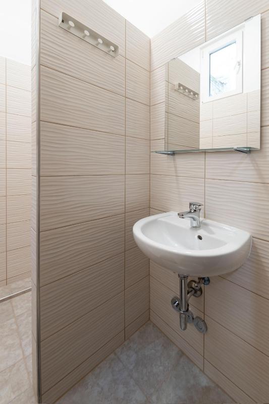 Twin Room with Shared Bathroom image 4