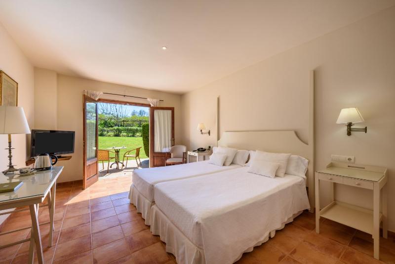 Superior Double Room (2 Adults + 1 Child) image 1