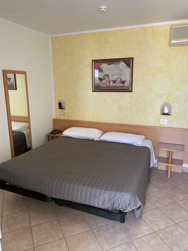 Double Room with Sea View image 4