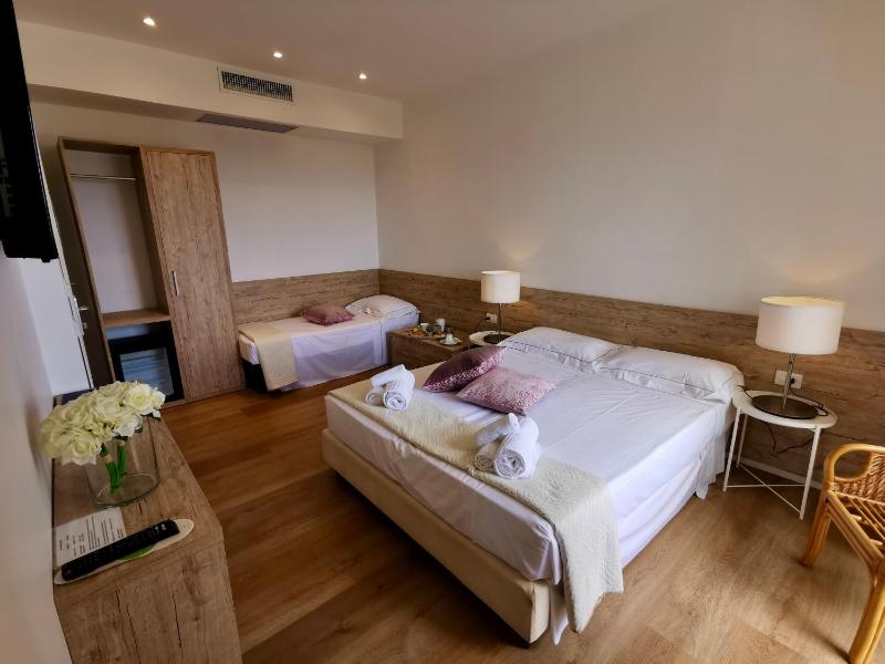 Standard Triple Room image 1