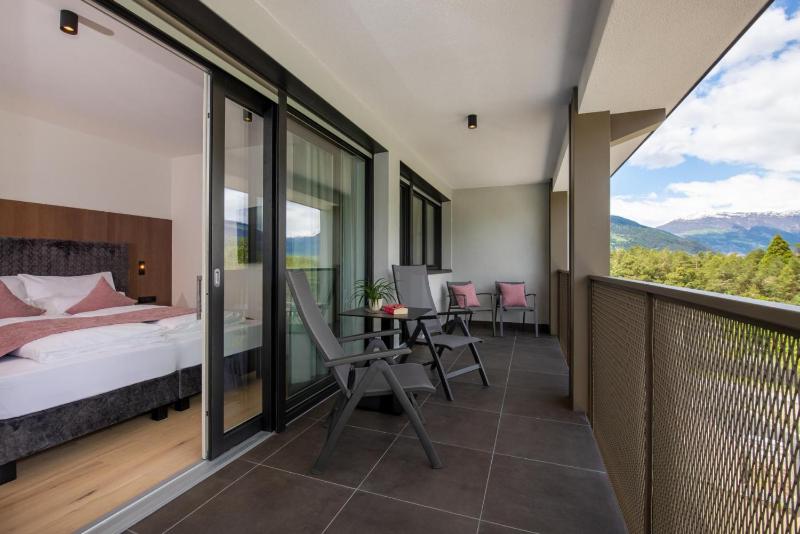 Deluxe Family Suite with Balcony image 3