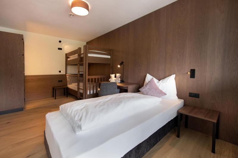 Deluxe Family Suite with Balcony image 4