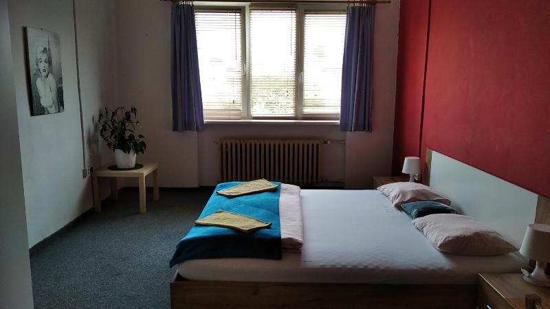 Standard Double Room with Shared Bathroom image 3