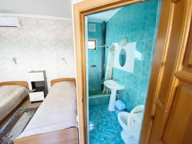 Twin Room with Private Bathroom image 2