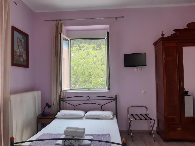 Triple Room with Balcony image 4
