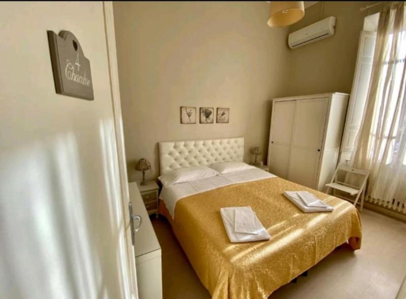 Deluxe Double Room with Balcony image 4