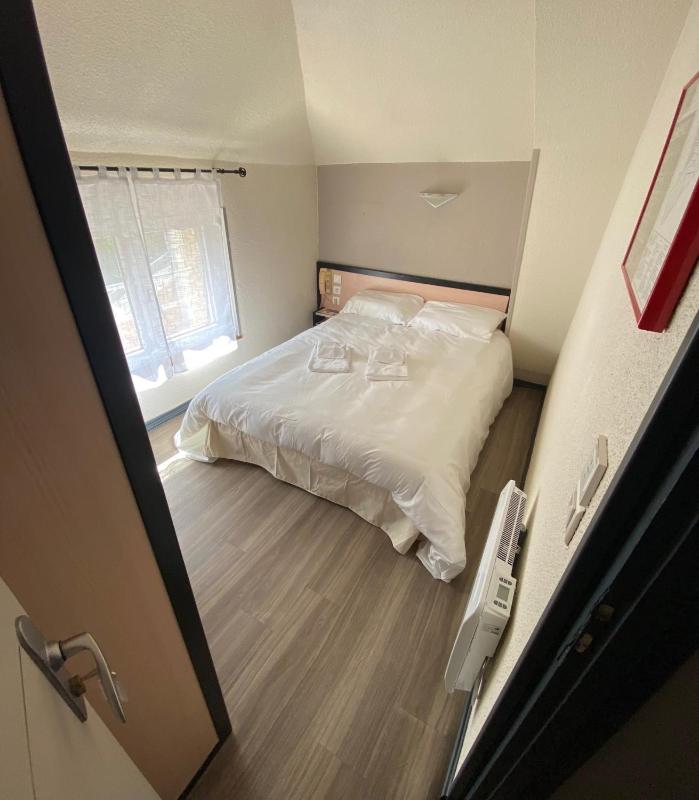 Double Room with Shared Bathroom image 2
