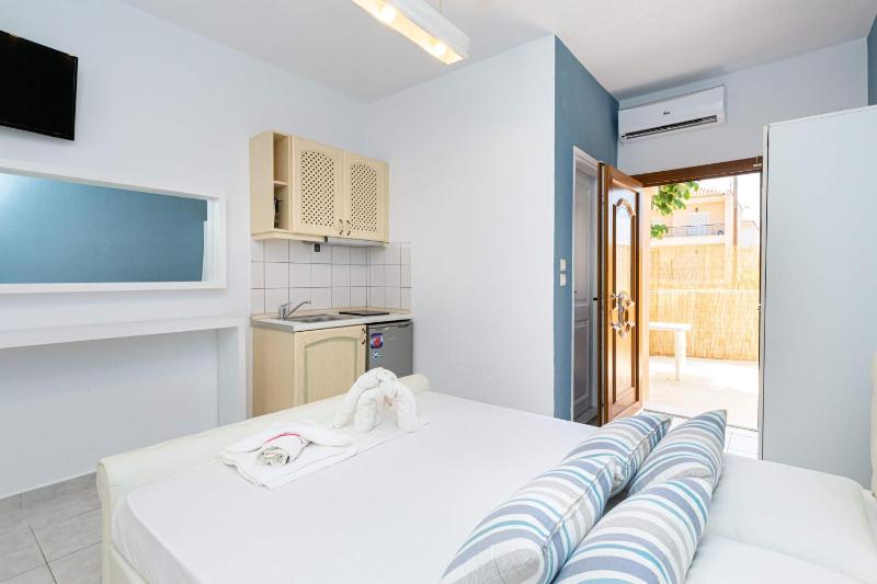 Superior Triple Room image 4
