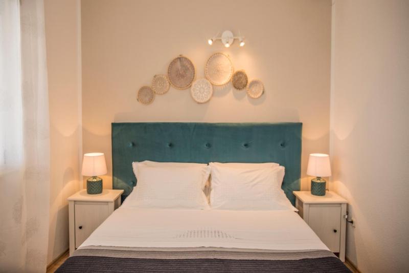 One-Bedroom Apartment with Balcony and Partial Sea View image 3