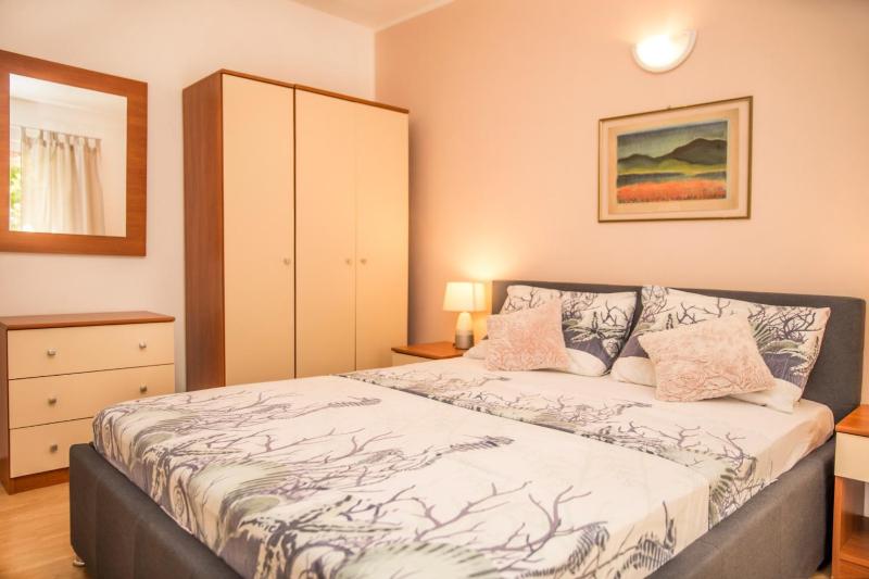 One-Bedroom Apartment with Balcony and Sea View image 4