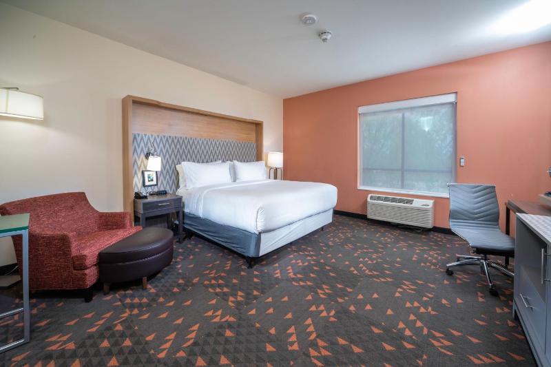 Standard King Room image 2