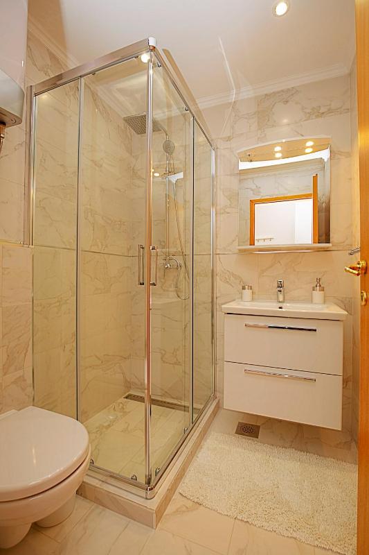 One-Bedroom Apartment with Balcony and Sea View image 3