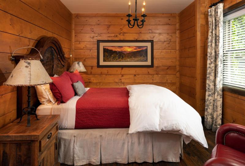 Deluxe Queen Room image 2