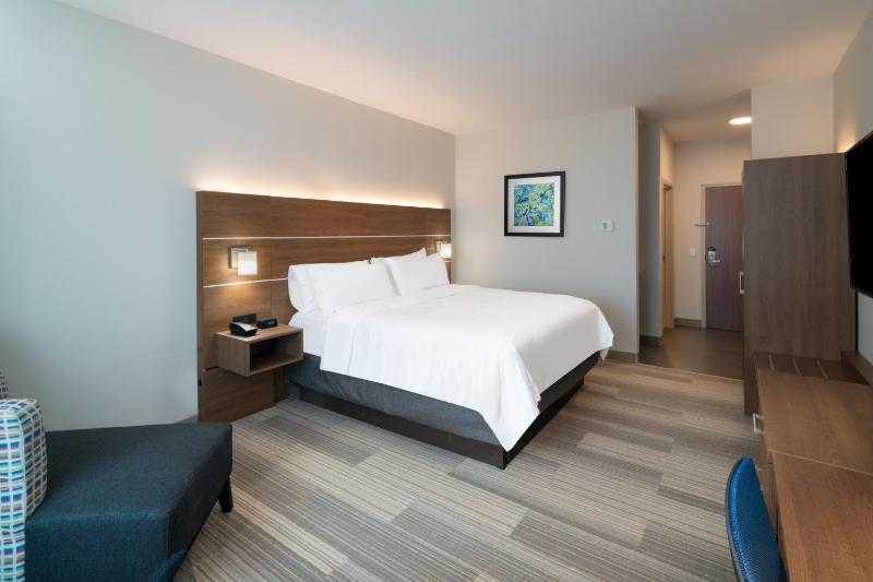 Standard King Room image 3