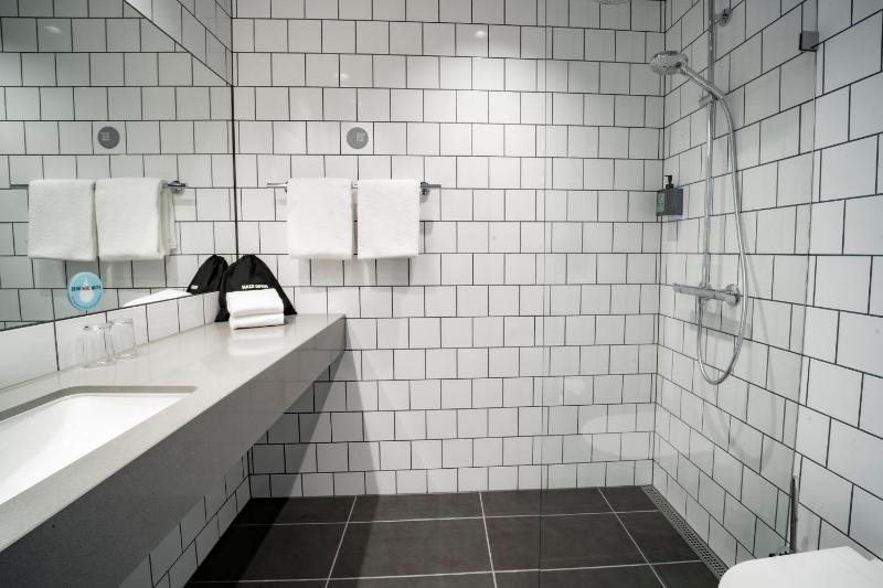 Standard Twin Room image 2