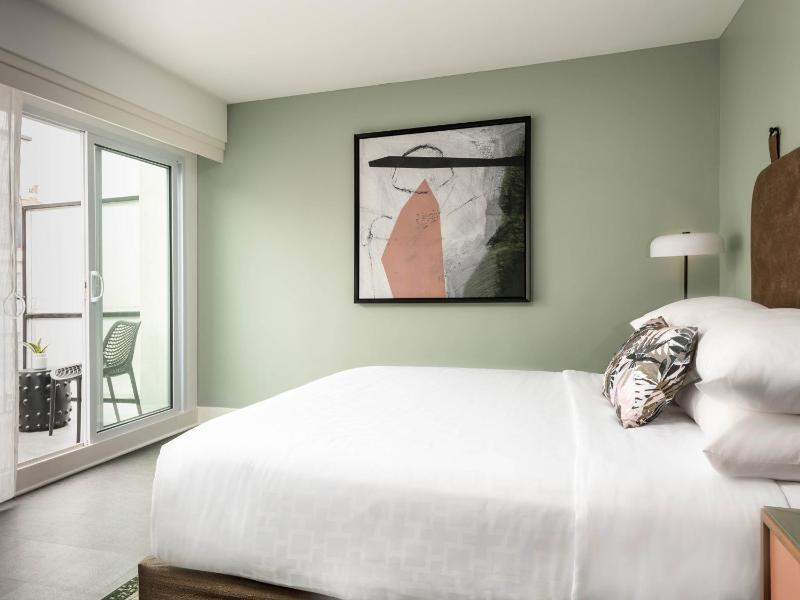 Standard King Room with Balcony image 2