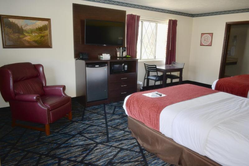 Queen Room with Two Queen Beds image 3