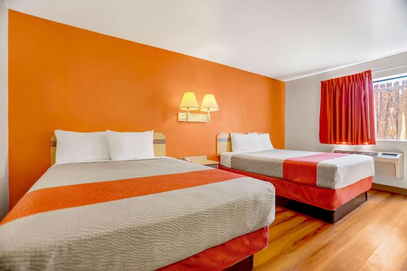 Queen Room with Two Queen Beds - Non-Smoking image 3