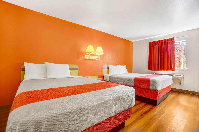 Deluxe Queen Room with Two Queen Beds - Non-Smoking image 4