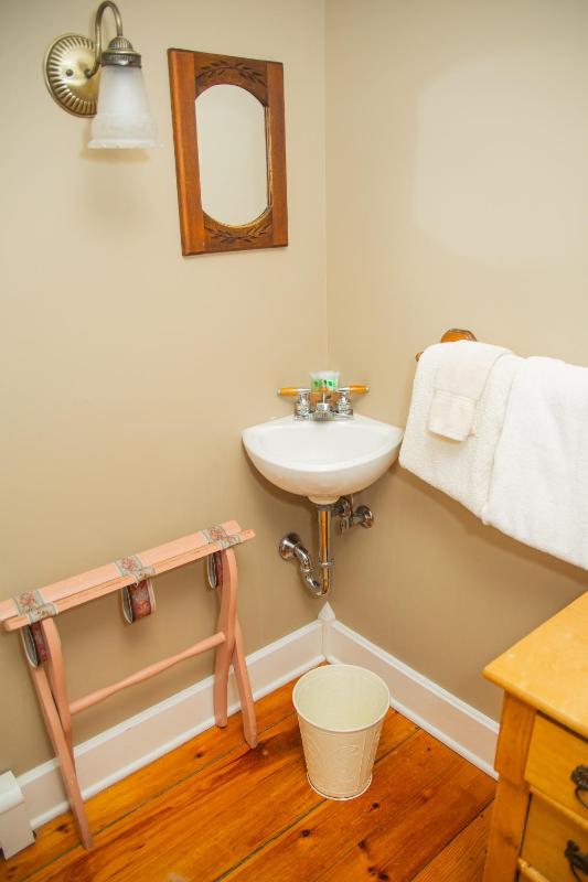 Triple Room with Shared Bathroom image 2