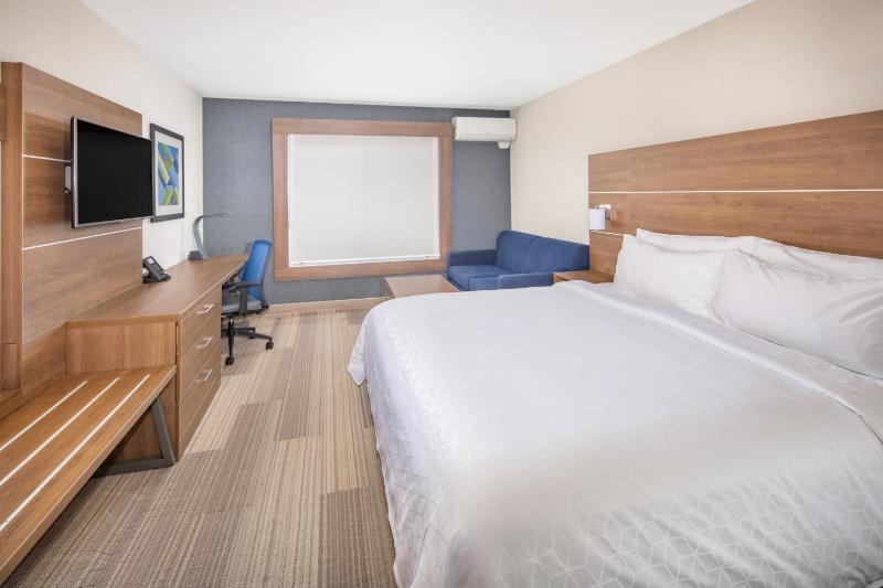 Standard King Room with Sofa Bed image 3