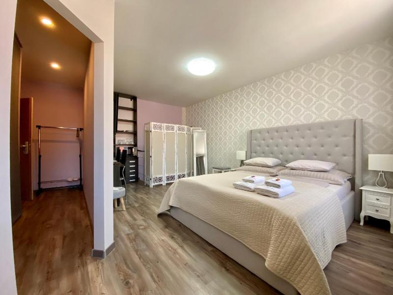 Double Room with Extra Bed image 3