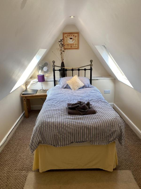 Single Room image 3