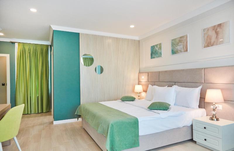 Deluxe Double Room with Side Sea View image 4