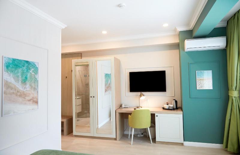 Double Room with Balcony image 1