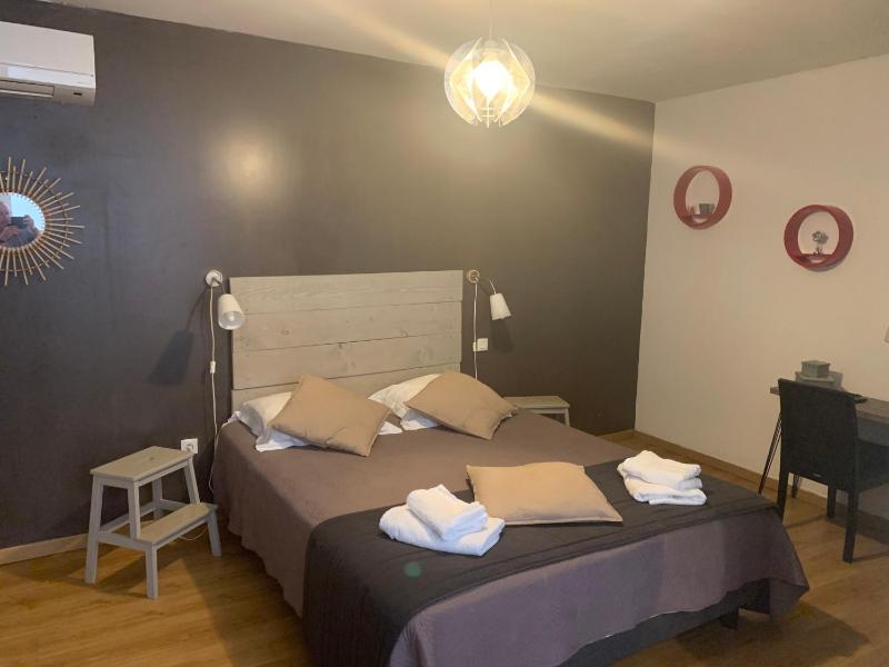 Double Room with Patio image 4