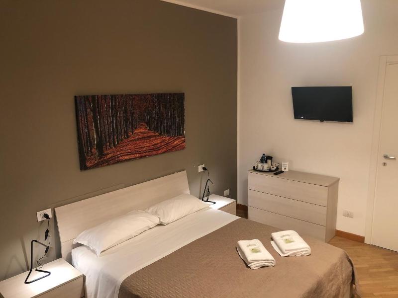 Large Double Room with Shared Bathroom image 1