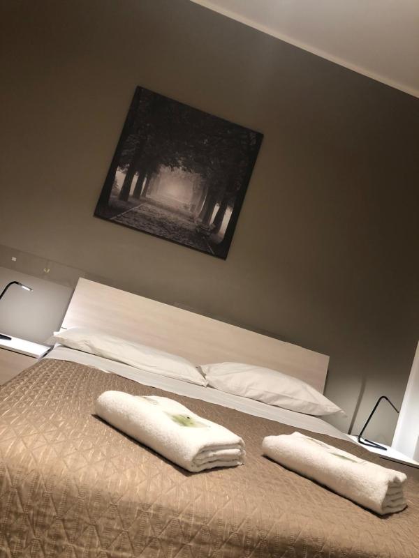 Large Double Room with Shared Bathroom image 3