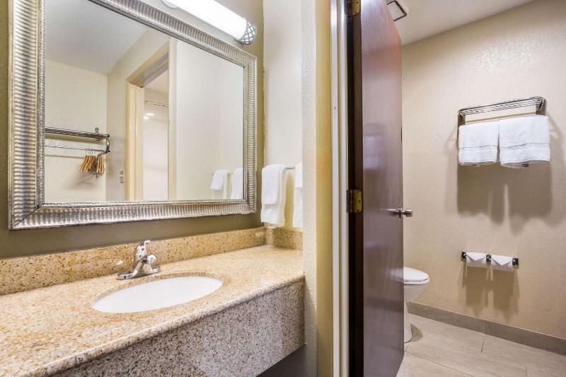 King Suite - Non-Smoking image 3