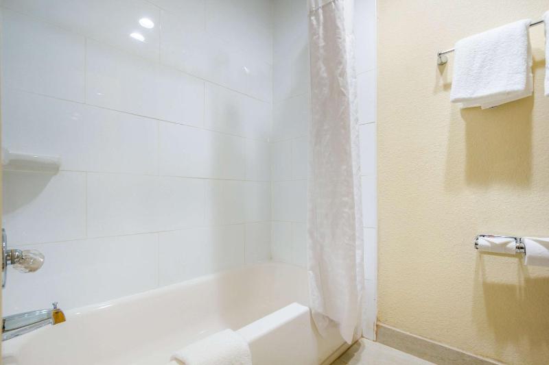 King Suite - Non-Smoking image 2