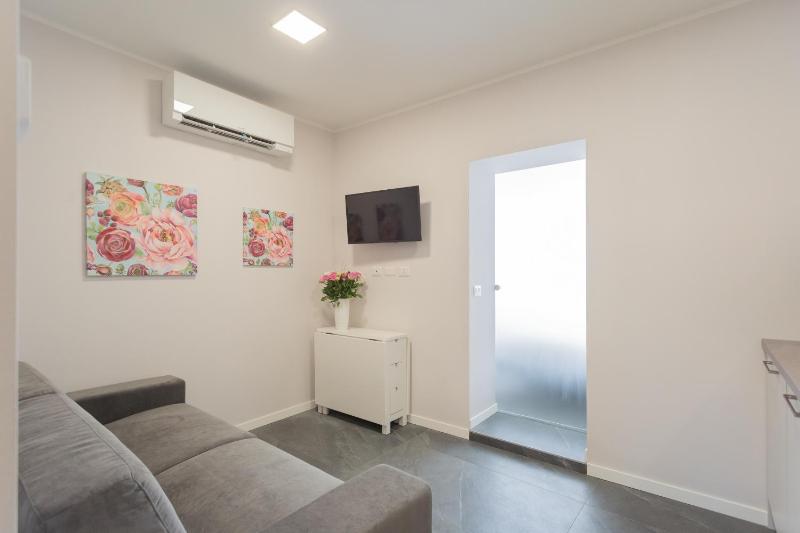 Sant'Agostino Apartments by Rent All Como - image 9