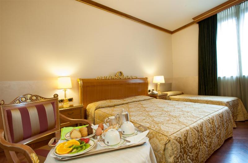 Standard Triple Room image 4