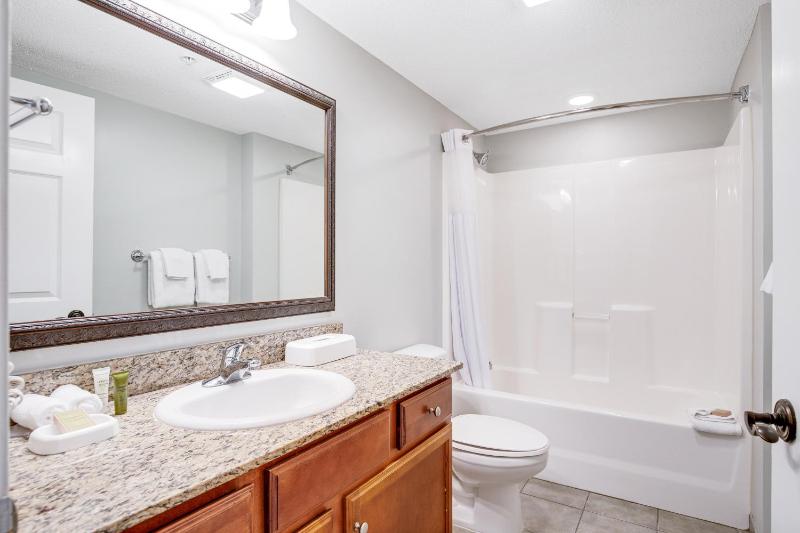 One-Bedroom Suite with Partial Sea View image 3