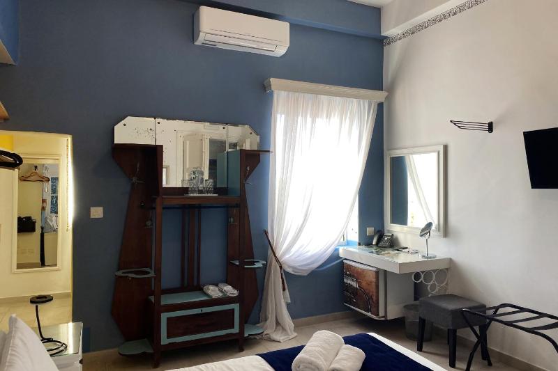 Double Room with Sea View image 3