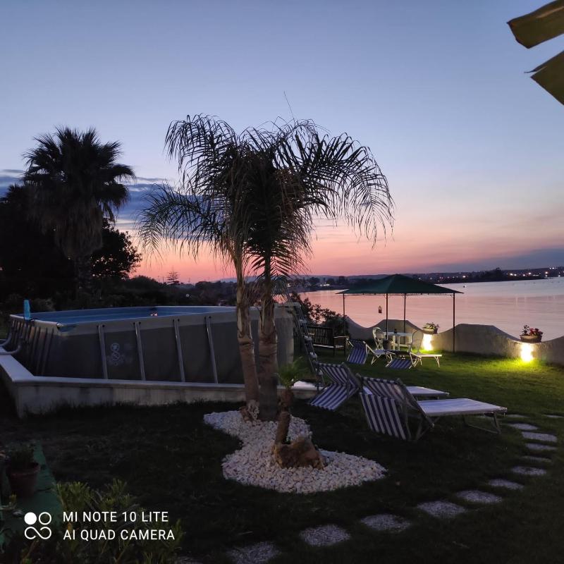 Casa con piscina e vista mare dal giardino - image 13