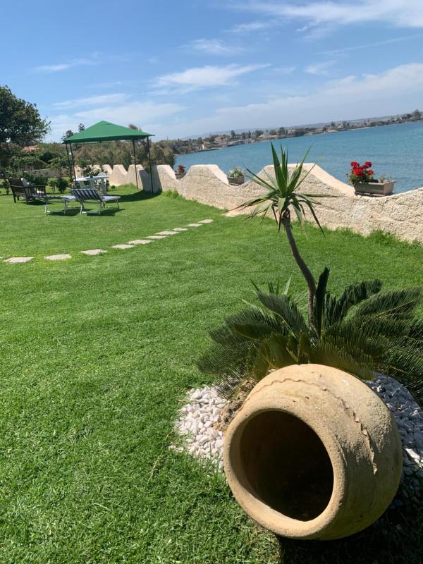 Casa con piscina e vista mare dal giardino - image 43