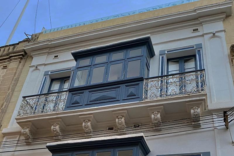 Twin Room with Balcony image 4