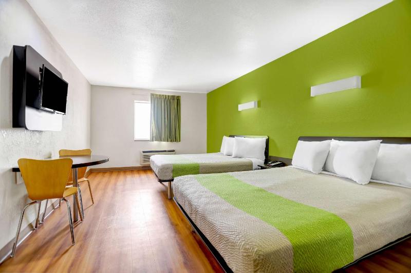 Deluxe Queen Room with Two Queen Beds - Non-Smoking image 3