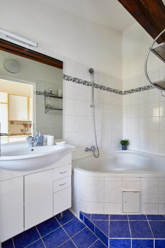 Prague Days - Open-plan Duplex with Corner Bath and Smart TV in Vinohrady - image 5