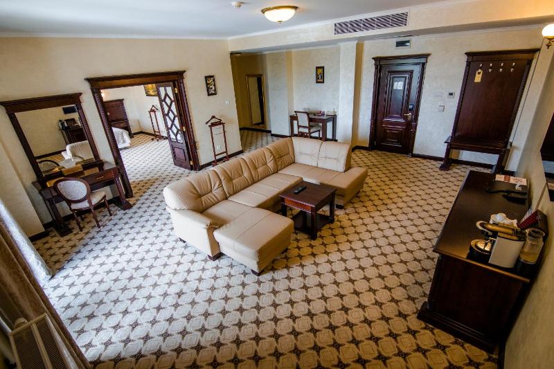 Deluxe King Suite image 3