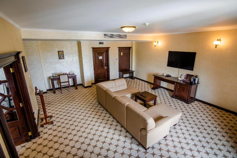 Deluxe King Suite image 2