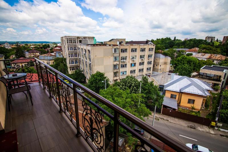 Triple Room with Balcony image 2